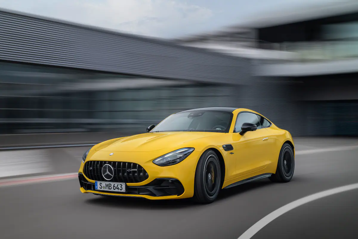 Vista frontal del deportivo Mercedes-AMG GT 43 en una concesionaria argentina.