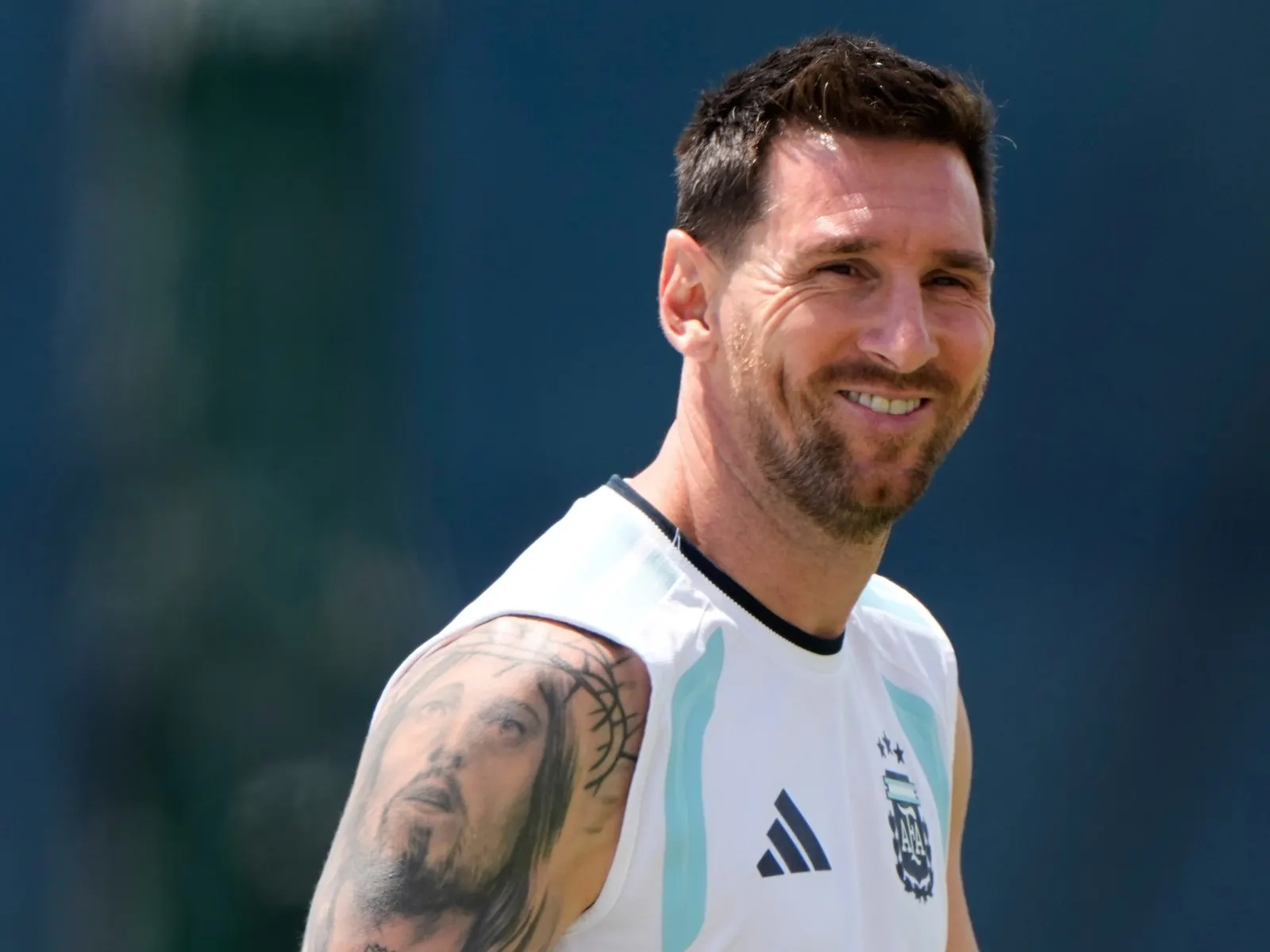 Lionel Messi, el reconocido futbolista argentino, en acción durante un partido.