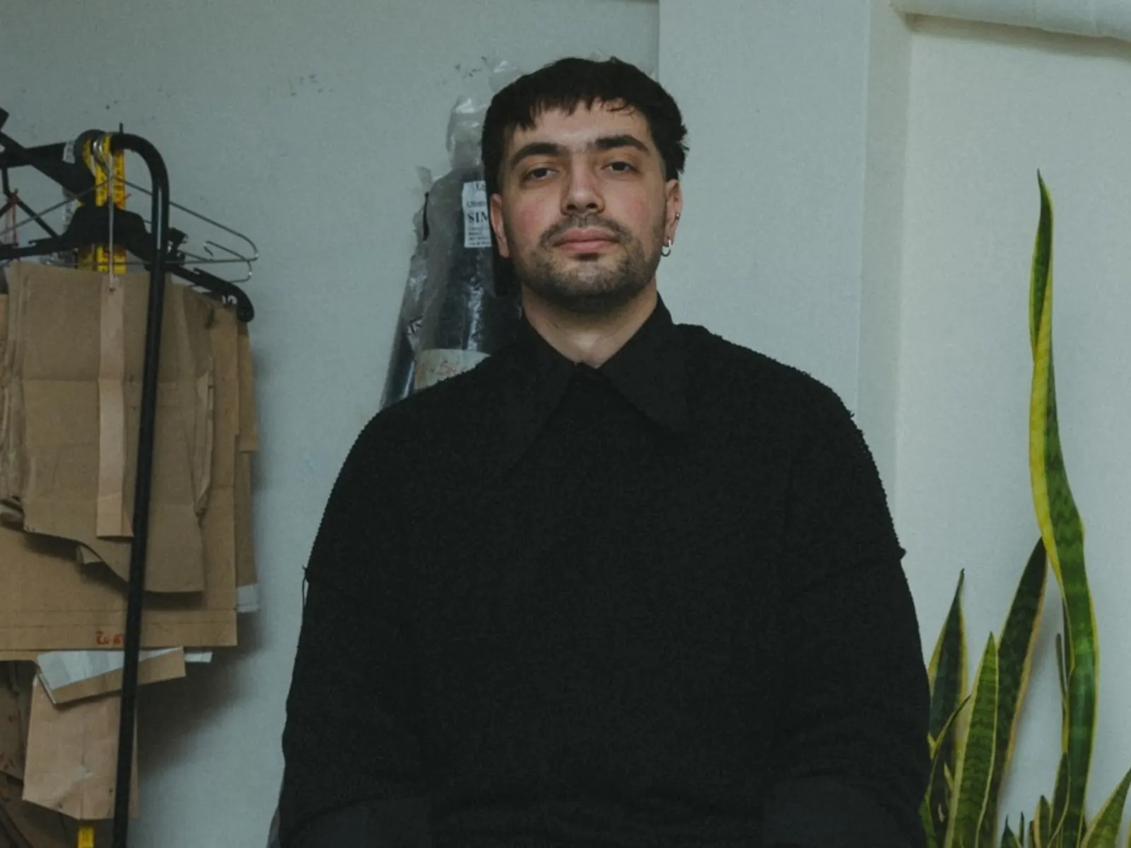 Simón Giménez Chiodi, diseñador de la marca argentina State of Chaos, posa con una de sus creaciones inspiradas en la cultura porteña.