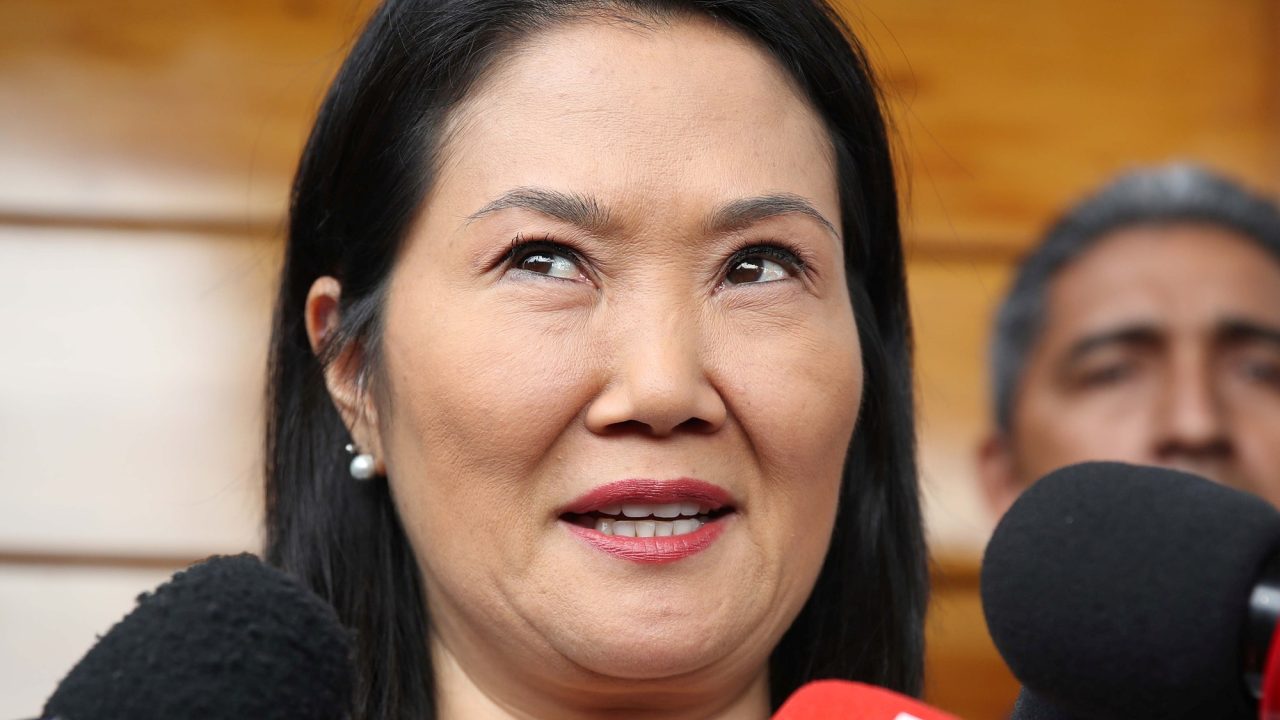 La carrera presidencial en Perú se mantiene en vilo mientras el conteo de votos de la segunda vuelta avanza lentamente, con la candidata der