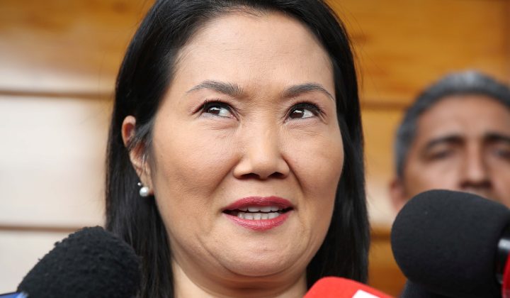La carrera presidencial en Perú se mantiene en vilo mientras el conteo de votos de la segunda vuelta avanza lentamente, con la candidata der