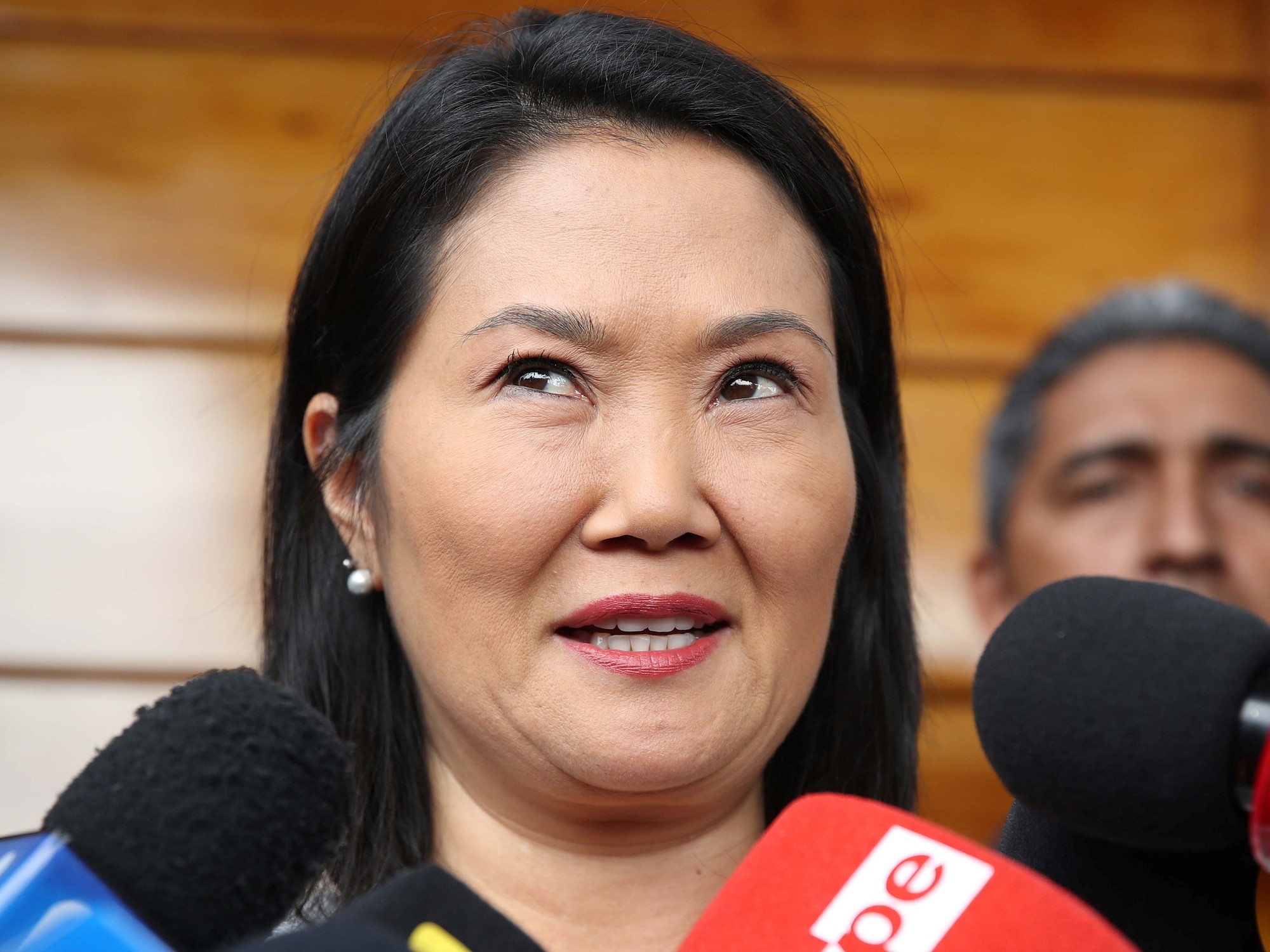 Keiko Fujimori, candidata presidencial peruana, habla con periodistas en Lima.