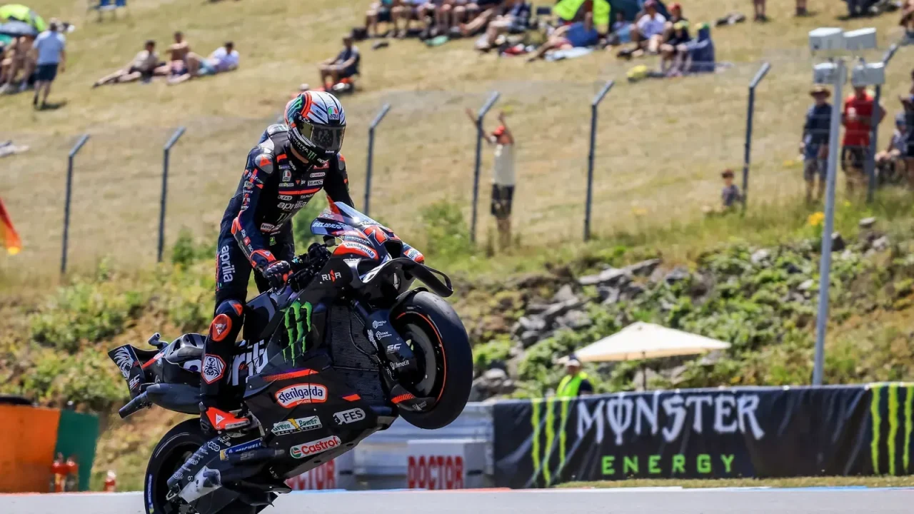 Marco Bezzecchi excluido del GP de República Checa tras agredir a un comisario de pista