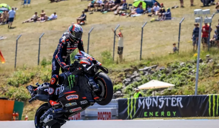 Marco Bezzecchi excluido del GP de República Checa tras agredir a un comisario de pista