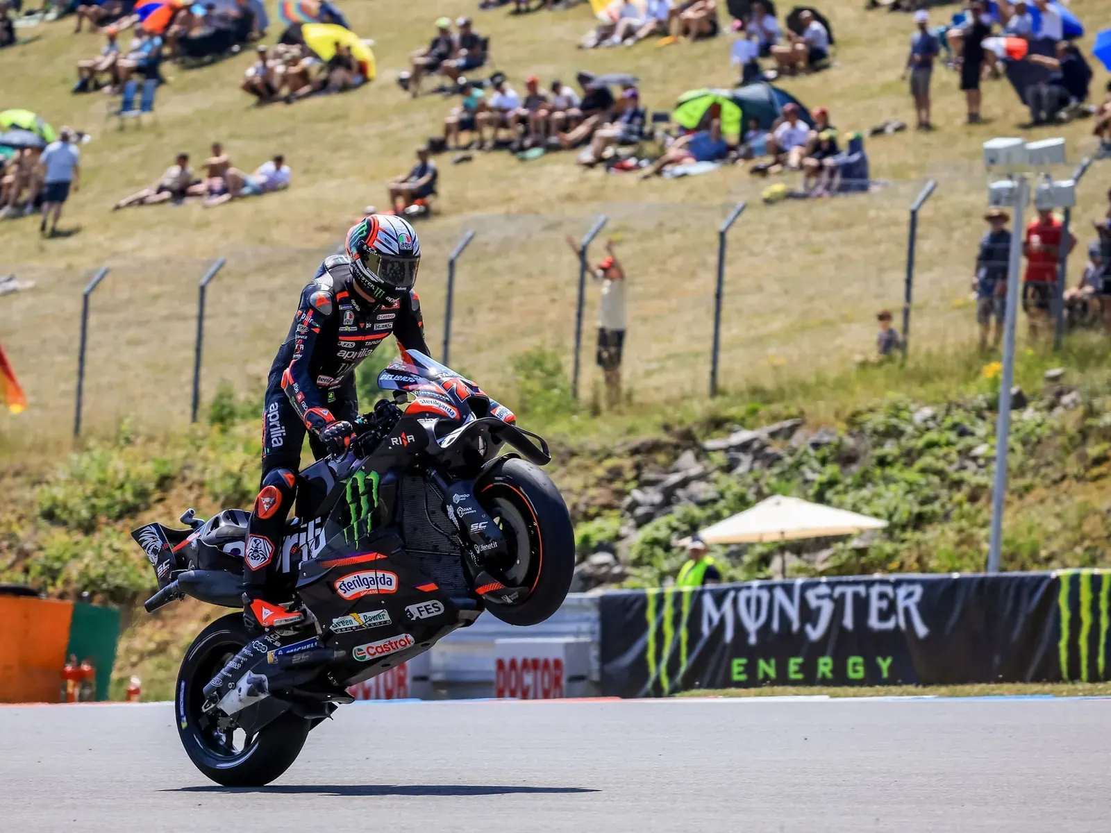 Piloto de MotoGP Marco Bezzecchi compitiendo en la pista del Gran Premio de República Checa.