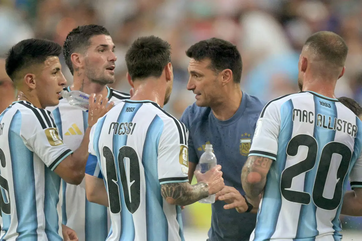 Jugadores de la Selección Argentina de fútbol celebrando un gol durante un partido de la Copa del Mundo.