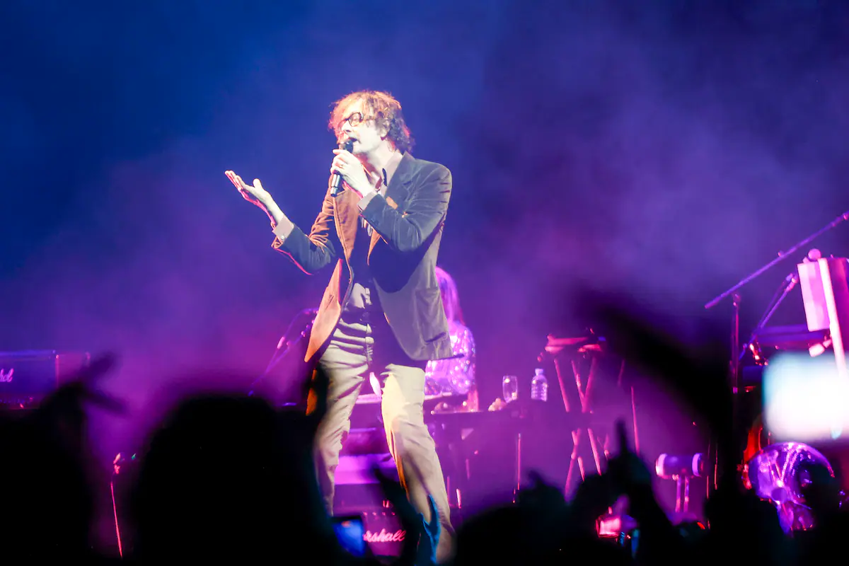 Jarvis Cocker lidera a Pulp en un enérgico concierto en el Movistar Arena de Buenos Aires.