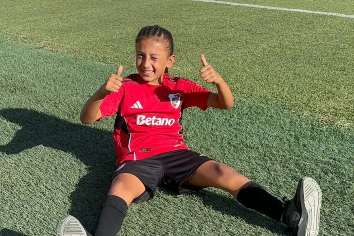 Alyson Guerra, futbolista de 11 años, posa con la camiseta de River Plate durante un entrenamiento en Argentina.