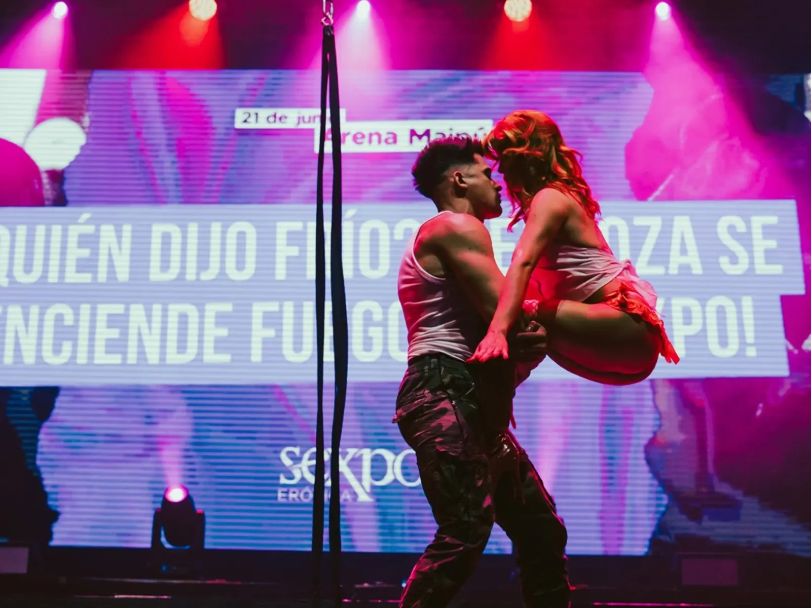 Público disfrutando de un espectáculo en la Sexpo Erótica en Buenos Aires.