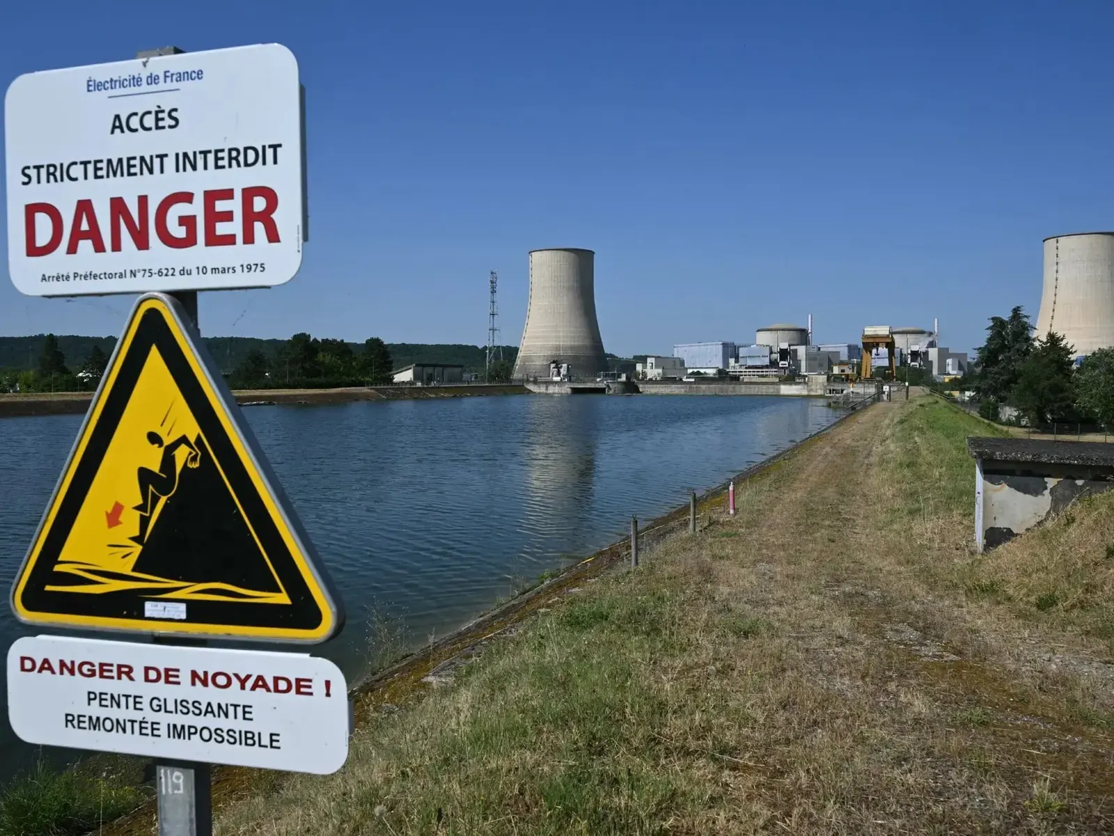 Central nuclear de Golfech en Francia con temperaturas elevadas, mostrando la tensión en la infraestructura energética.