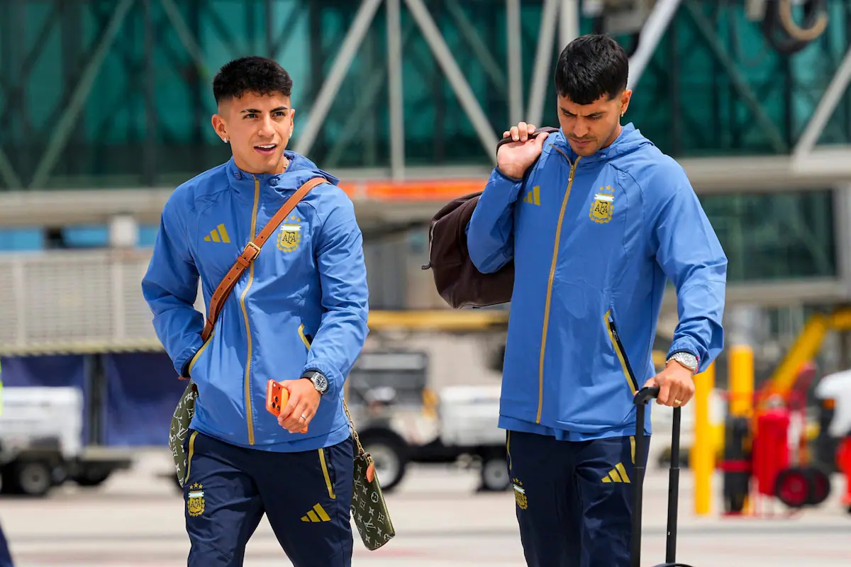 Exequiel Palacios rodeado de su familia en un momento emotivo.