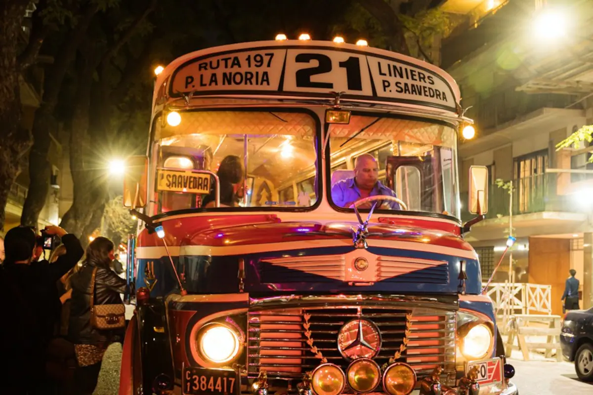 Un colectivo antiguo, símbolo del transporte porteño del siglo XX, exhibe su característico fileteado y cromados.