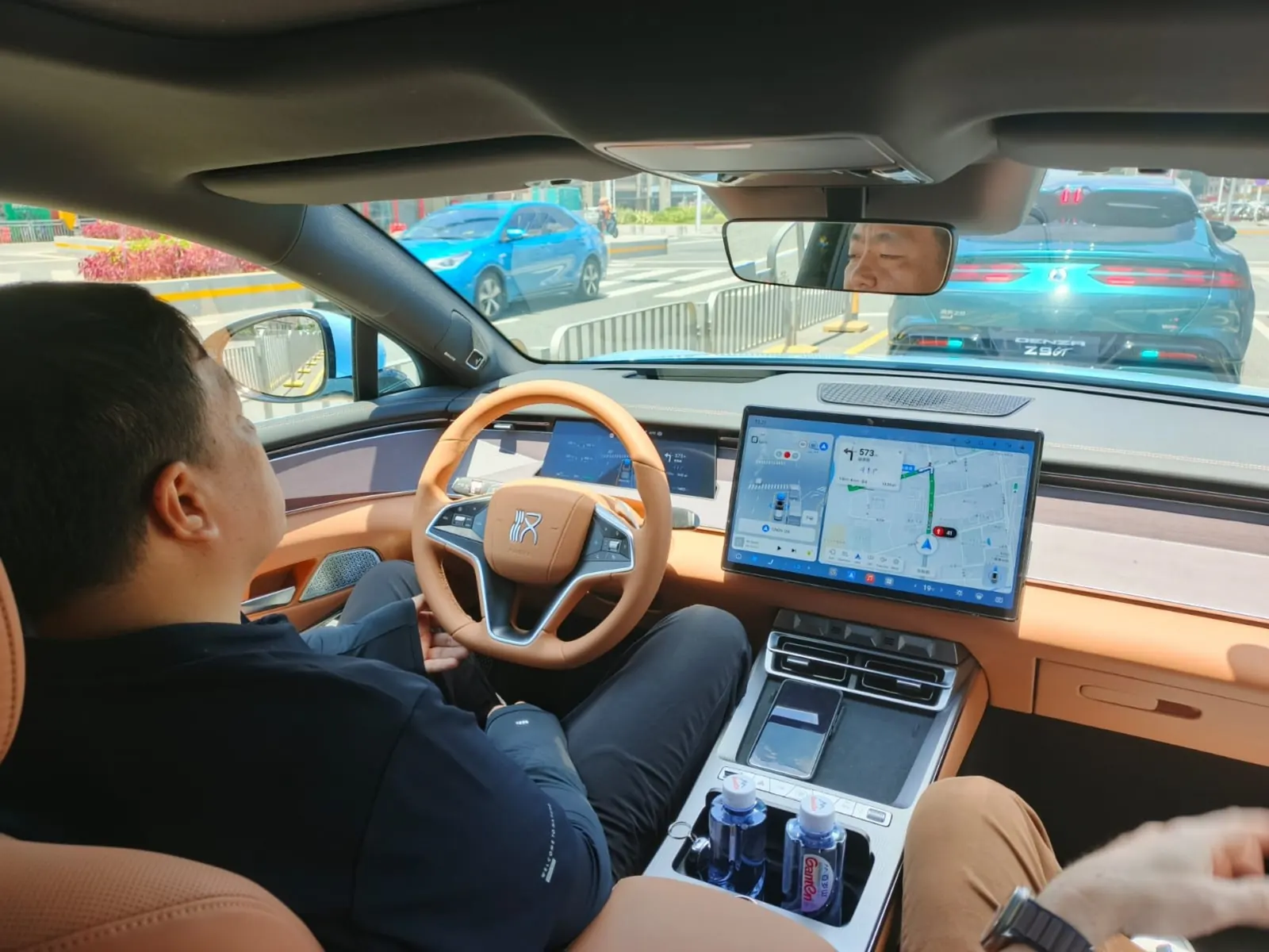 Un automóvil de la marca BYD circulando en una ciudad tecnológicamente avanzada, con sensores visibles que sugieren capacidades de conducción inteligente.