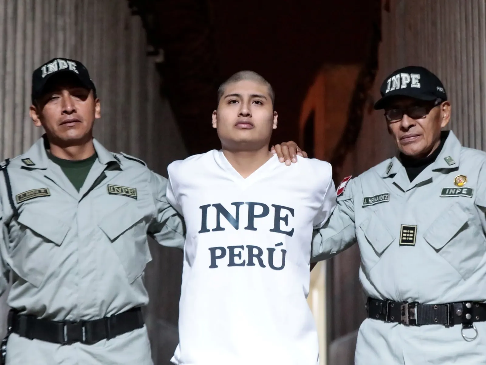 Tony Janzen Valverde Victoriano, conocido como "Pequeño J", posa con uniforme de prisión en el penal de Marcos Paz, Argentina.