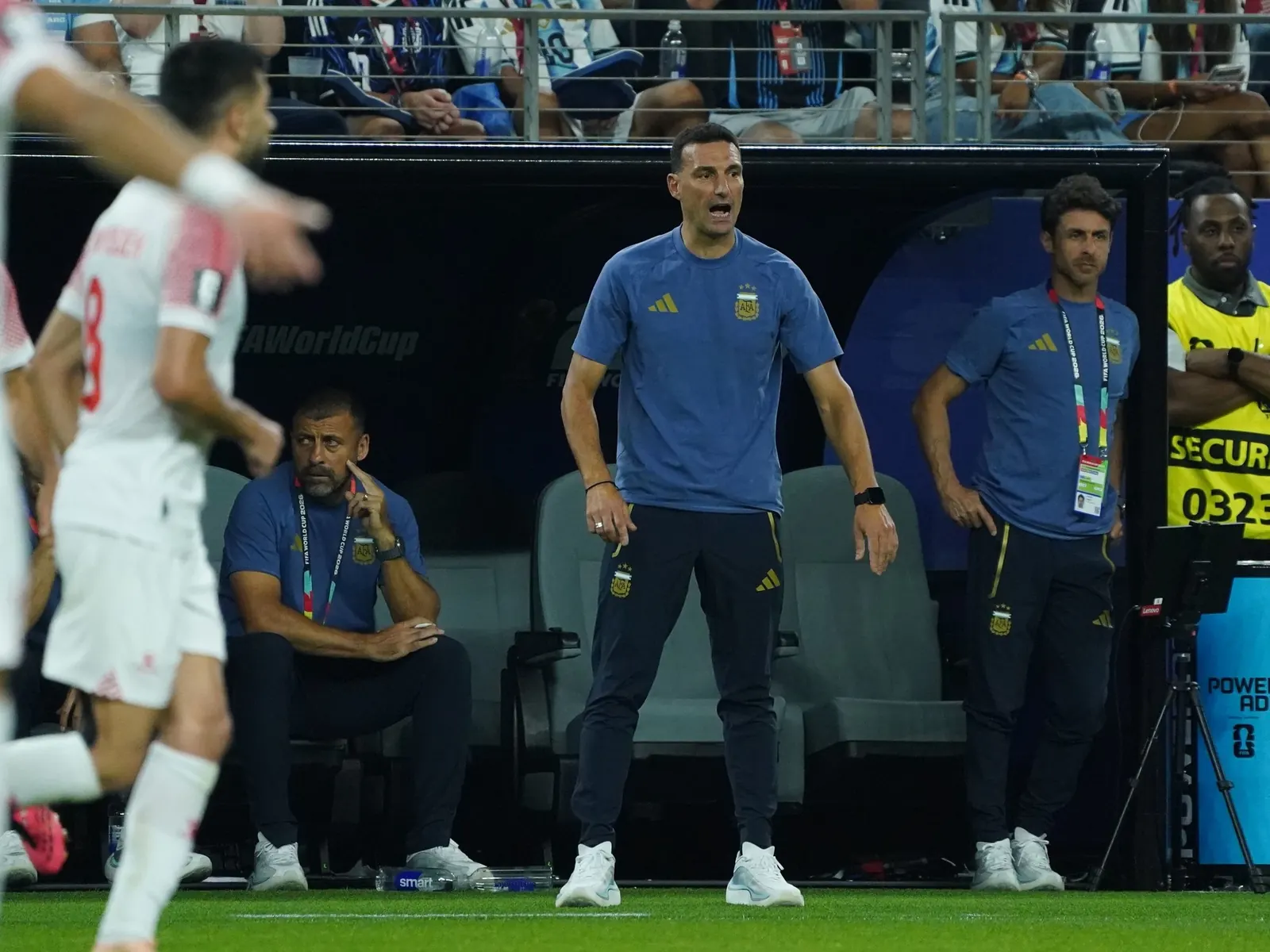 Lionel Scaloni, director técnico de la Selección Argentina, dando indicaciones a sus jugadores.