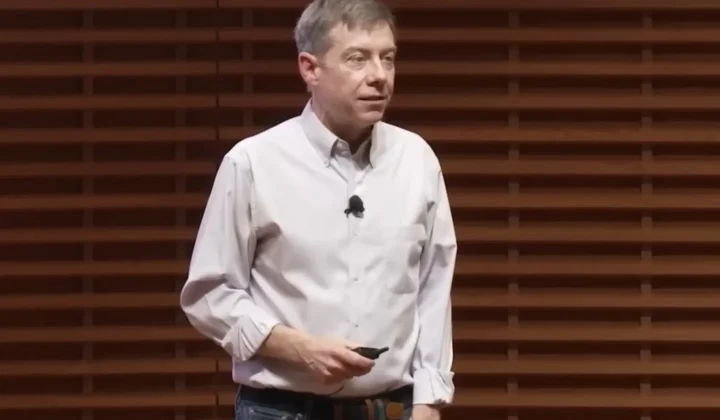 Un economista de renombre mundial, Chad Jones, profesor de Economía en la Universidad de Stanford y ahora incorporado a Anthropic, una de la