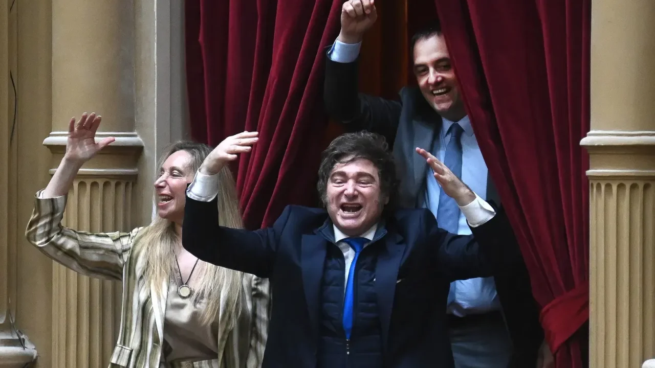 El debate sobre la permanencia de Manuel Adorni en su cargo como vocero presidencial y jefe de Gabinete se intensifica, no por la oposición