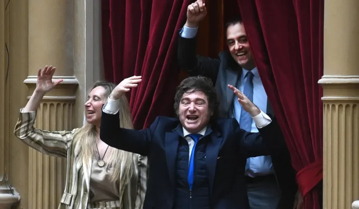 El debate sobre la permanencia de Manuel Adorni en su cargo como vocero presidencial y jefe de Gabinete se intensifica, no por la oposición