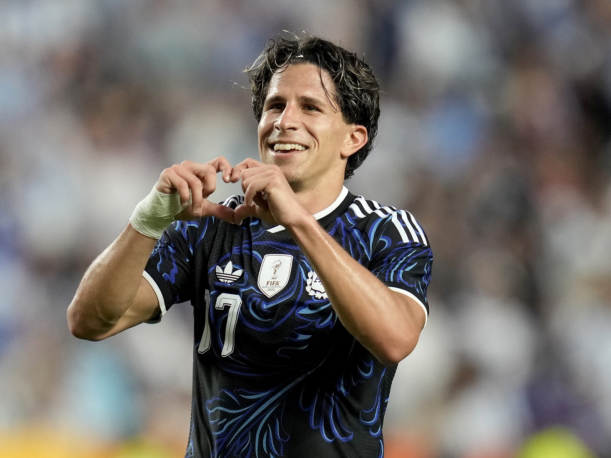 Giuliano Simeone, delantero de la Selección Argentina, celebra un gol en un partido amistoso.