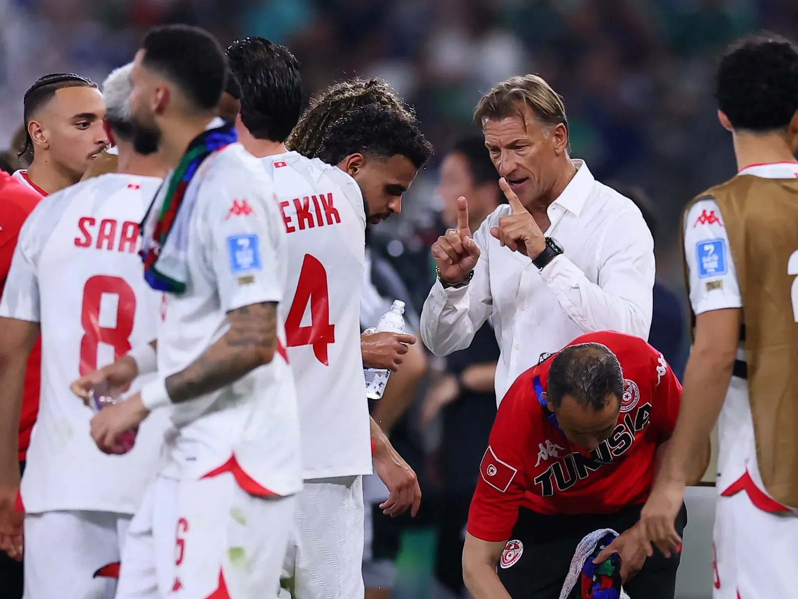 El entrenador Hervé Renard observa el partido de Túnez en el Mundial 2026.