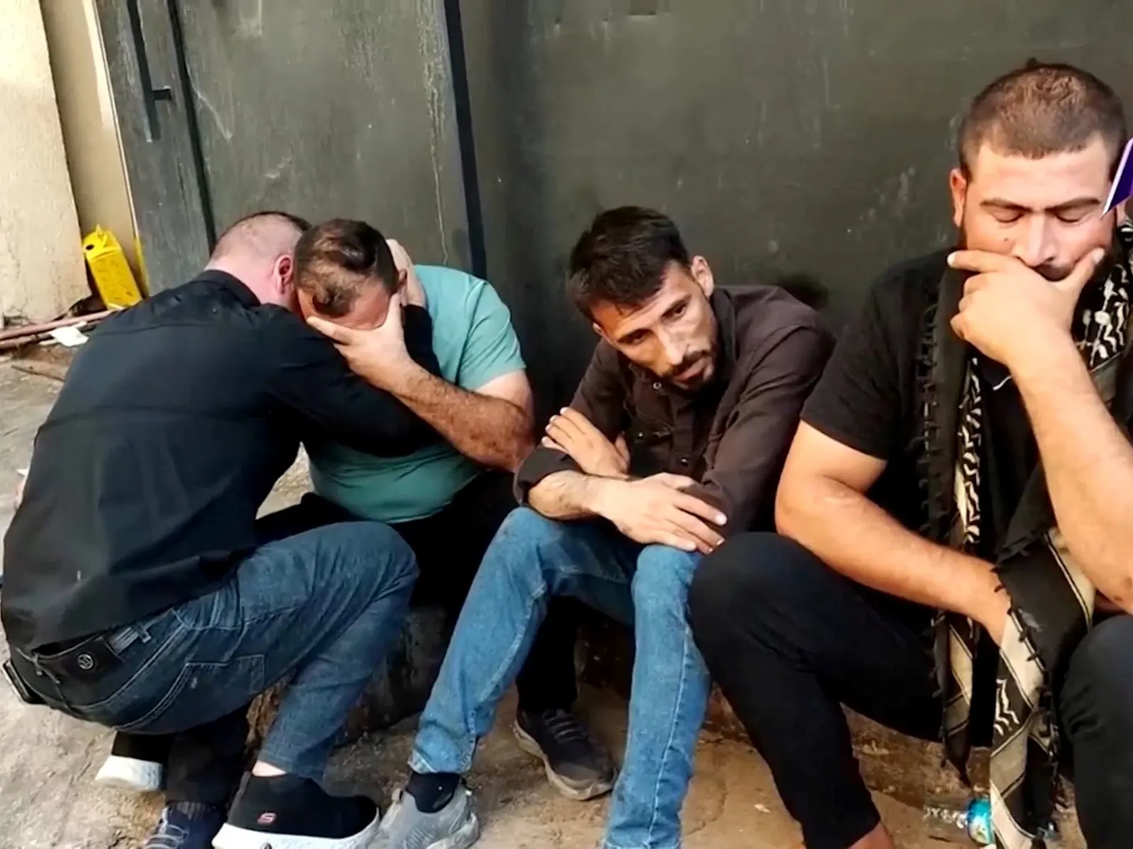 Personas reaccionan en un hospital tras ataques de Estados Unidos contra milicias iraquíes en Mosul, Irak, julio 2026.