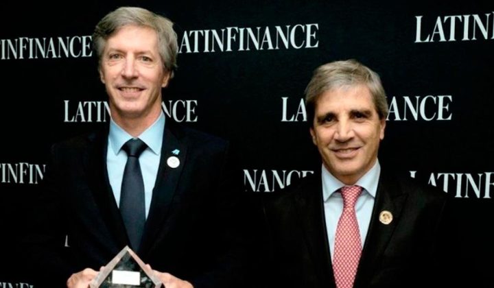 El plan financiero de Caputo bajo la lupa: dudas sobre la compra de reservas y la deuda