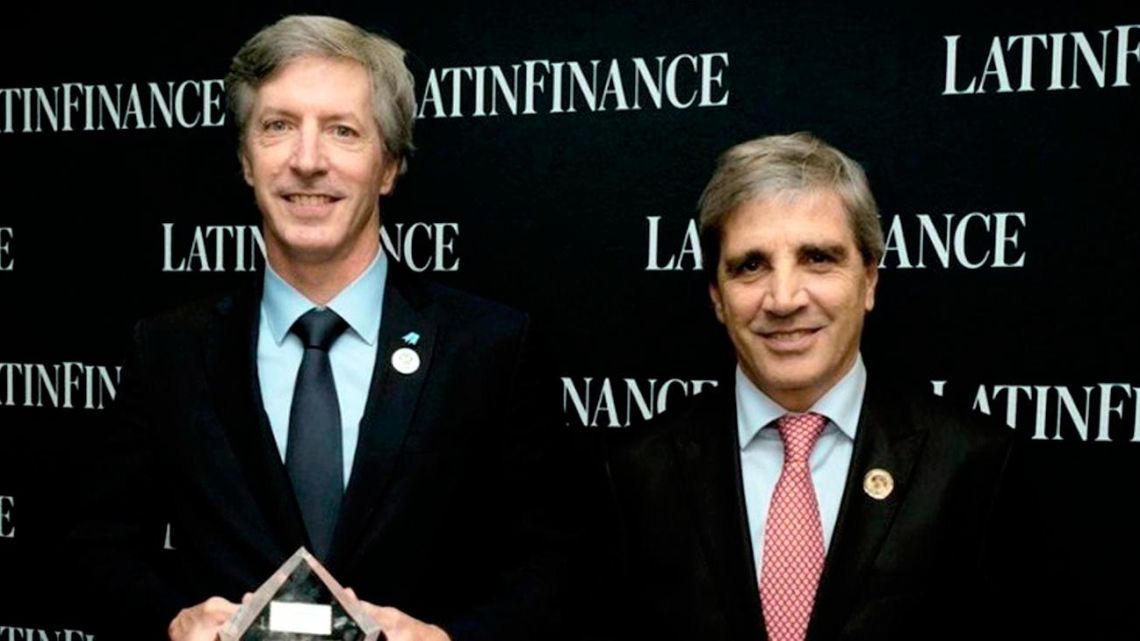 El plan financiero de Caputo bajo la lupa: dudas sobre la compra de reservas y la deuda