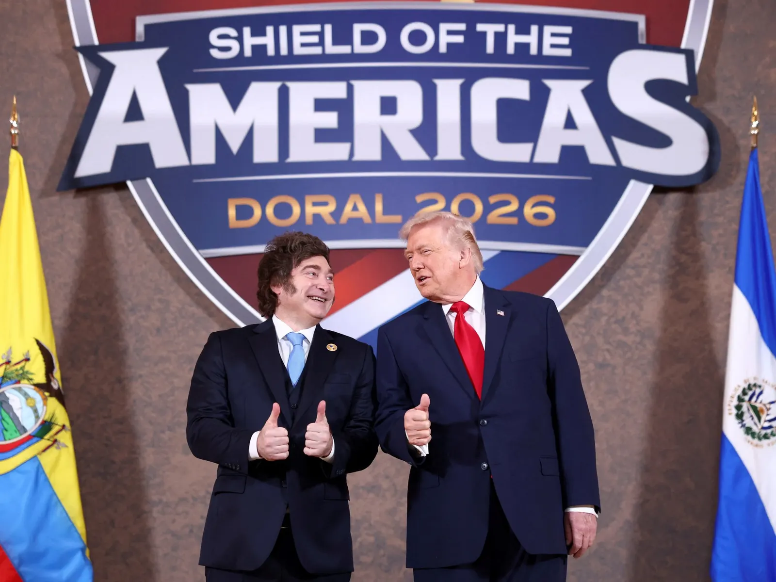 El presidente argentino Javier Milei junto al presidente estadounidense Donald Trump en un evento oficial.