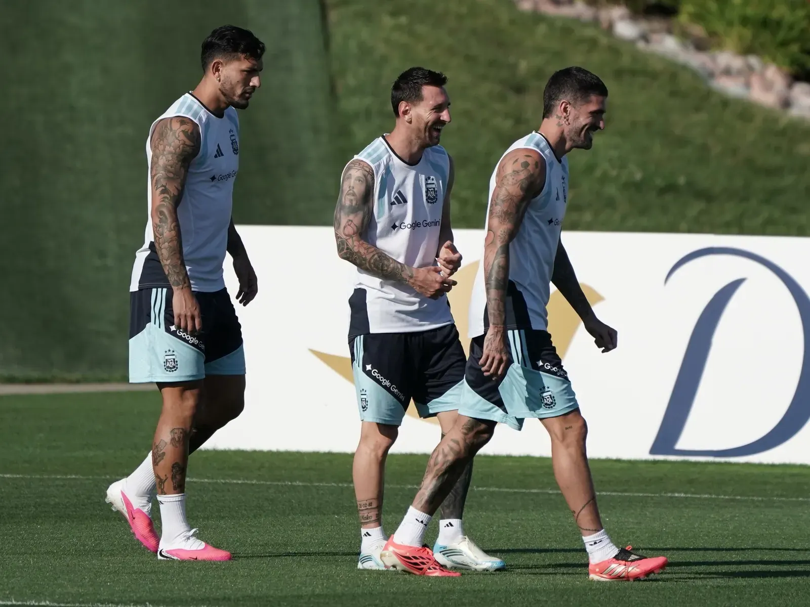 Rodrigo De Paul abraza a Lionel Messi tras un gol de la Selección Argentina, ambos con la camiseta albiceleste.