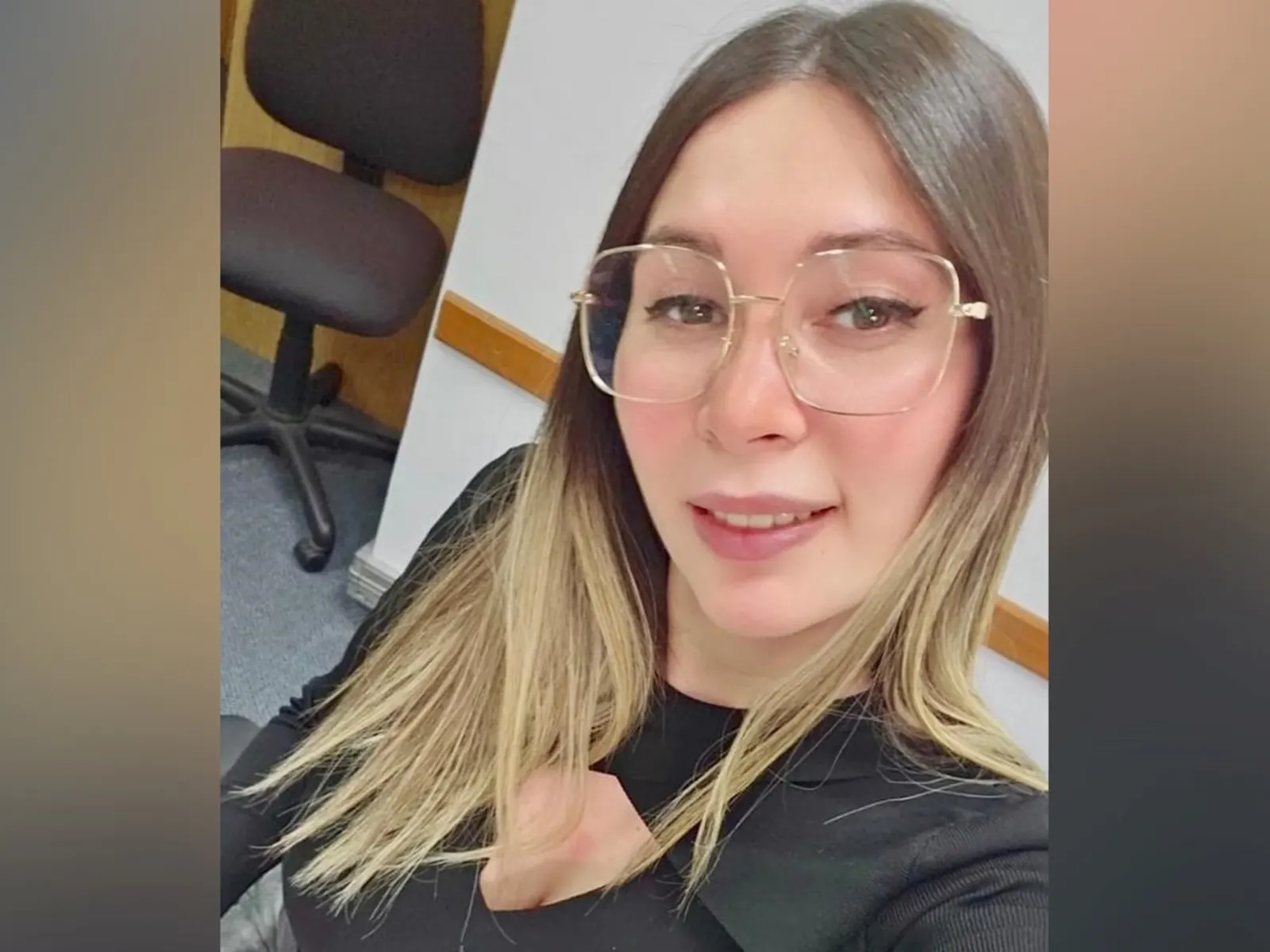 Celda policial siendo allanada en Argentina, con un oficial mostrando un teléfono celular secuestrado.