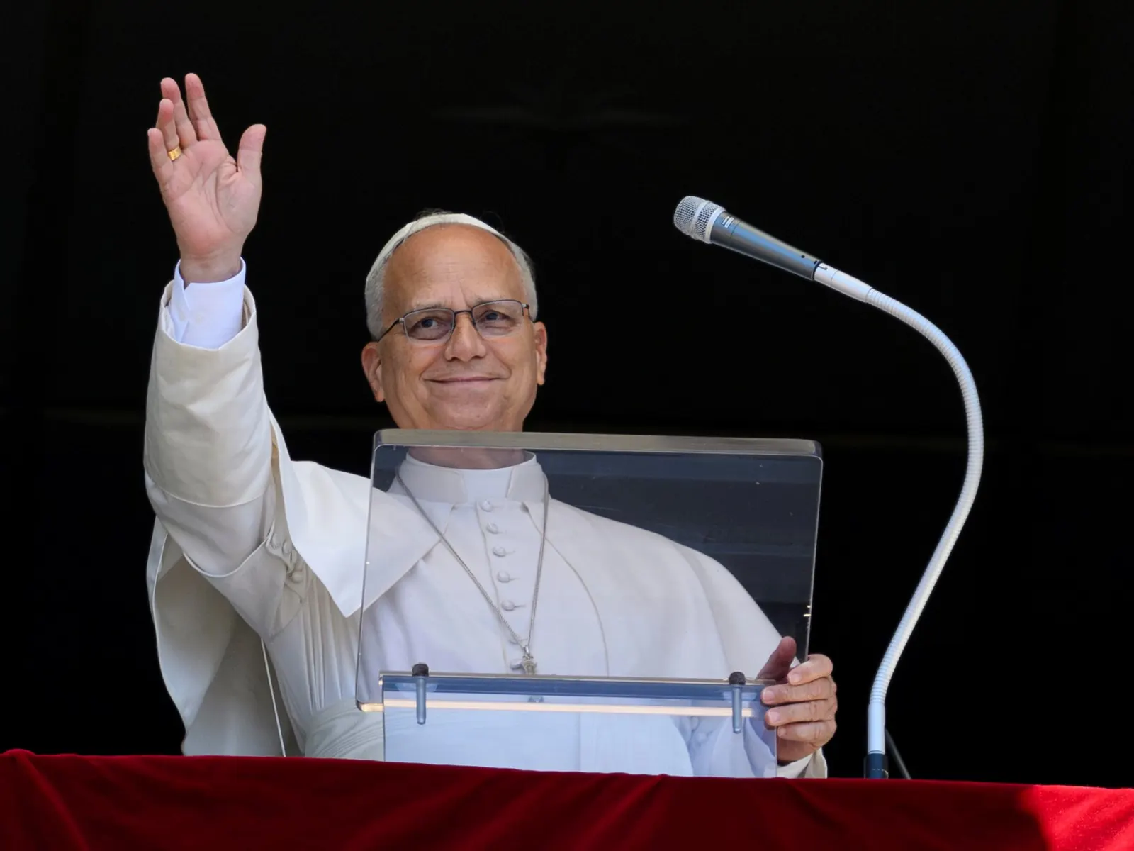 El Papa León XIV saluda a fieles desde el balcón del Palacio Apostólico en Castel Gandolfo.