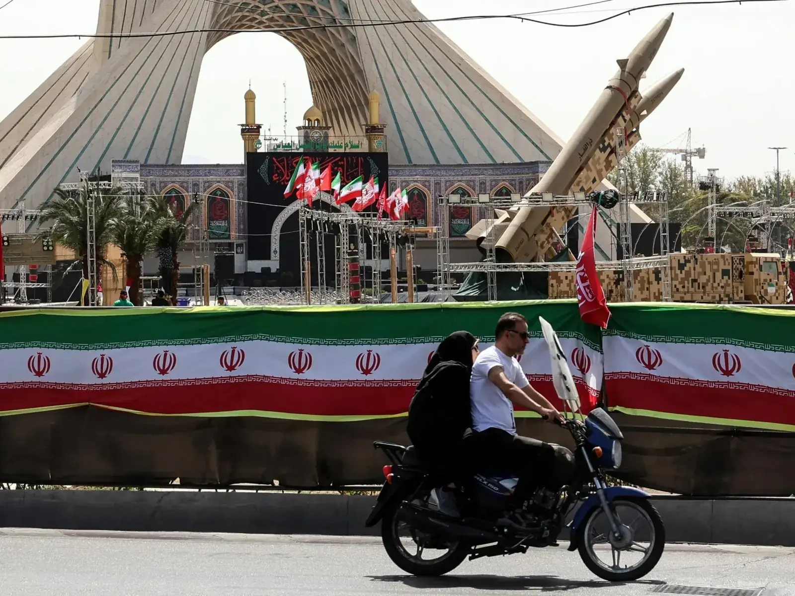 Misiles expuestos en la plaza Azadi de Teherán durante una exhibición militar iraní, en el contexto del conflicto con Estados Unidos por el estrecho de Ormuz.
