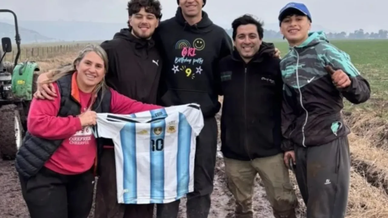 Dibu Martínez quedó encajado en el barro en Mar del Plata y un hincha lo ayudó a salir