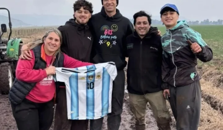 Dibu Martínez quedó encajado en el barro en Mar del Plata y un hincha lo ayudó a salir