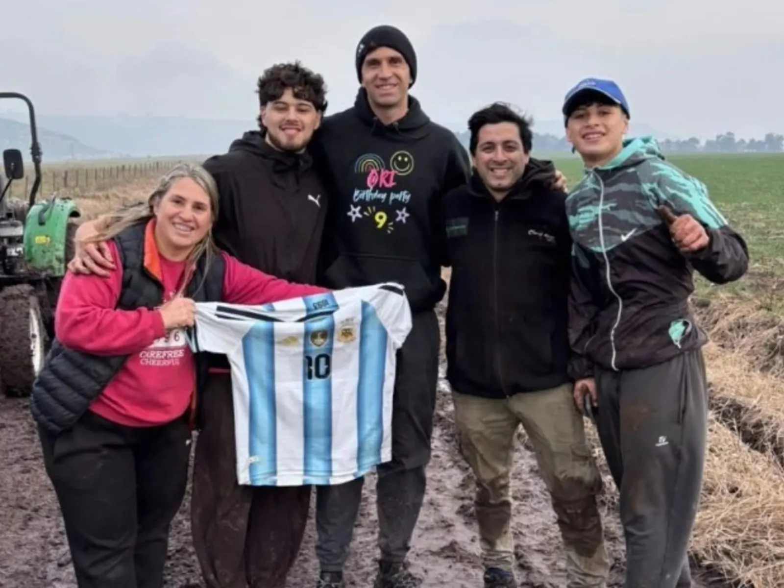 Dibu Martínez junto a los vecinos de Mar del Plata que lo ayudaron a salir del barro en Sierra de los Padres