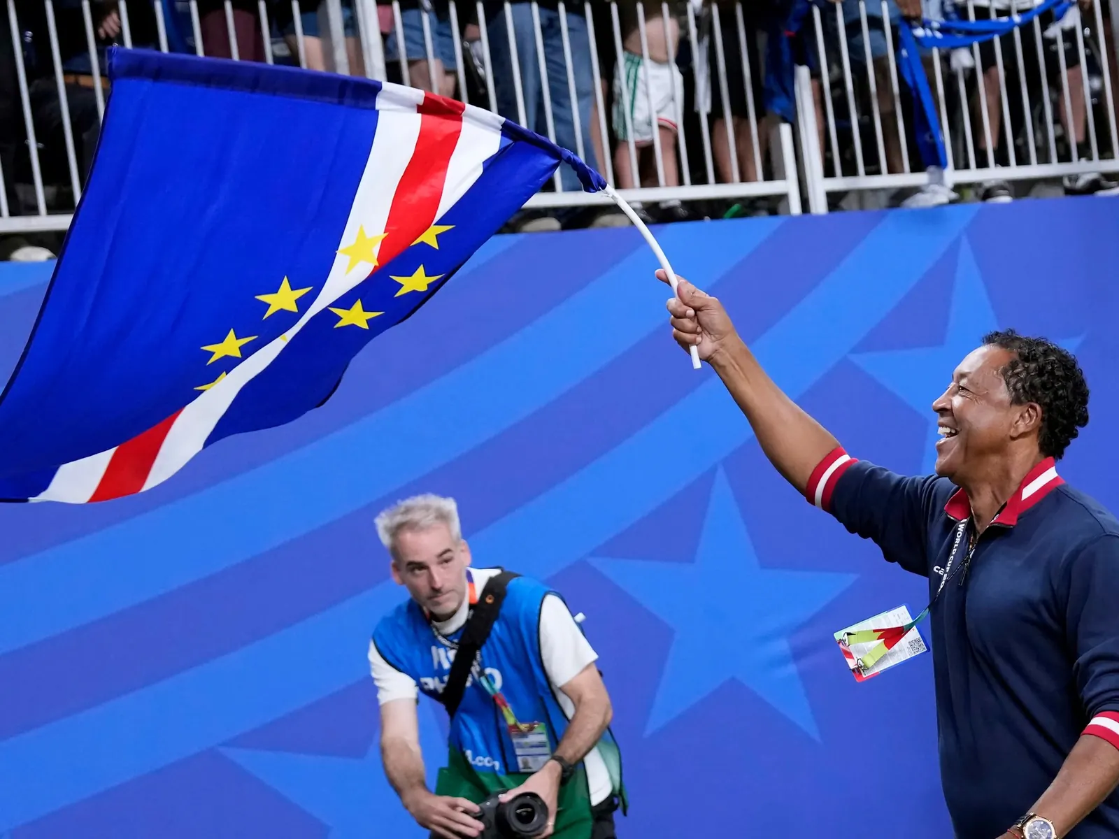 Pedro Leitao Brito, conocido como Bubista, entrenador de la selección de Cabo Verde, celebra la histórica clasificación de su equipo al Mundial 2026.