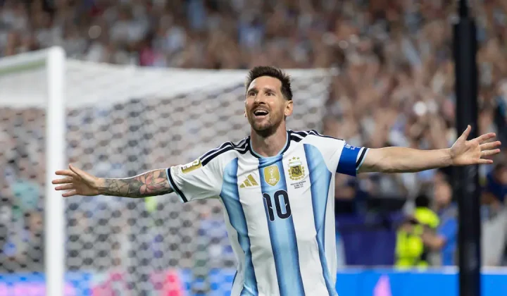 Al competir en la Copa del Mundo, las grandes estrellas del fútbol también juegan un partido diferente fuera de la cancha. Gran parte de sus