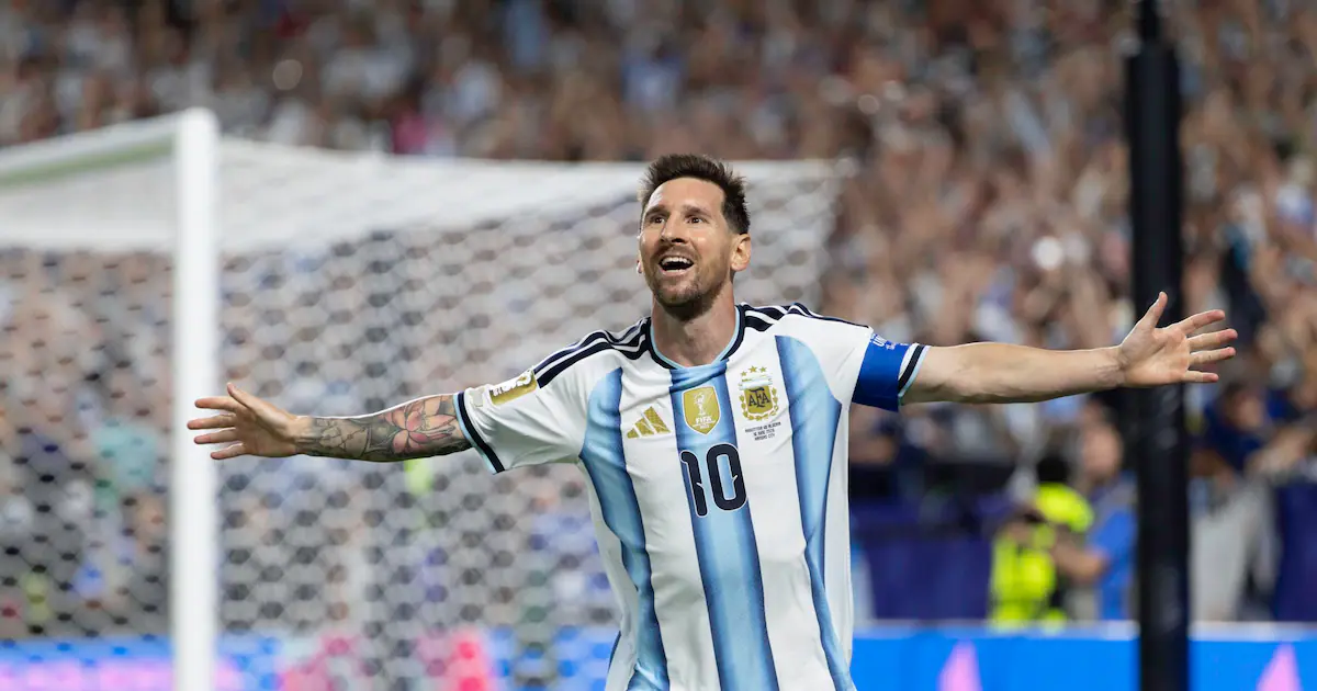 Al competir en la Copa del Mundo, las grandes estrellas del fútbol también juegan un partido diferente fuera de la cancha. Gran parte de sus