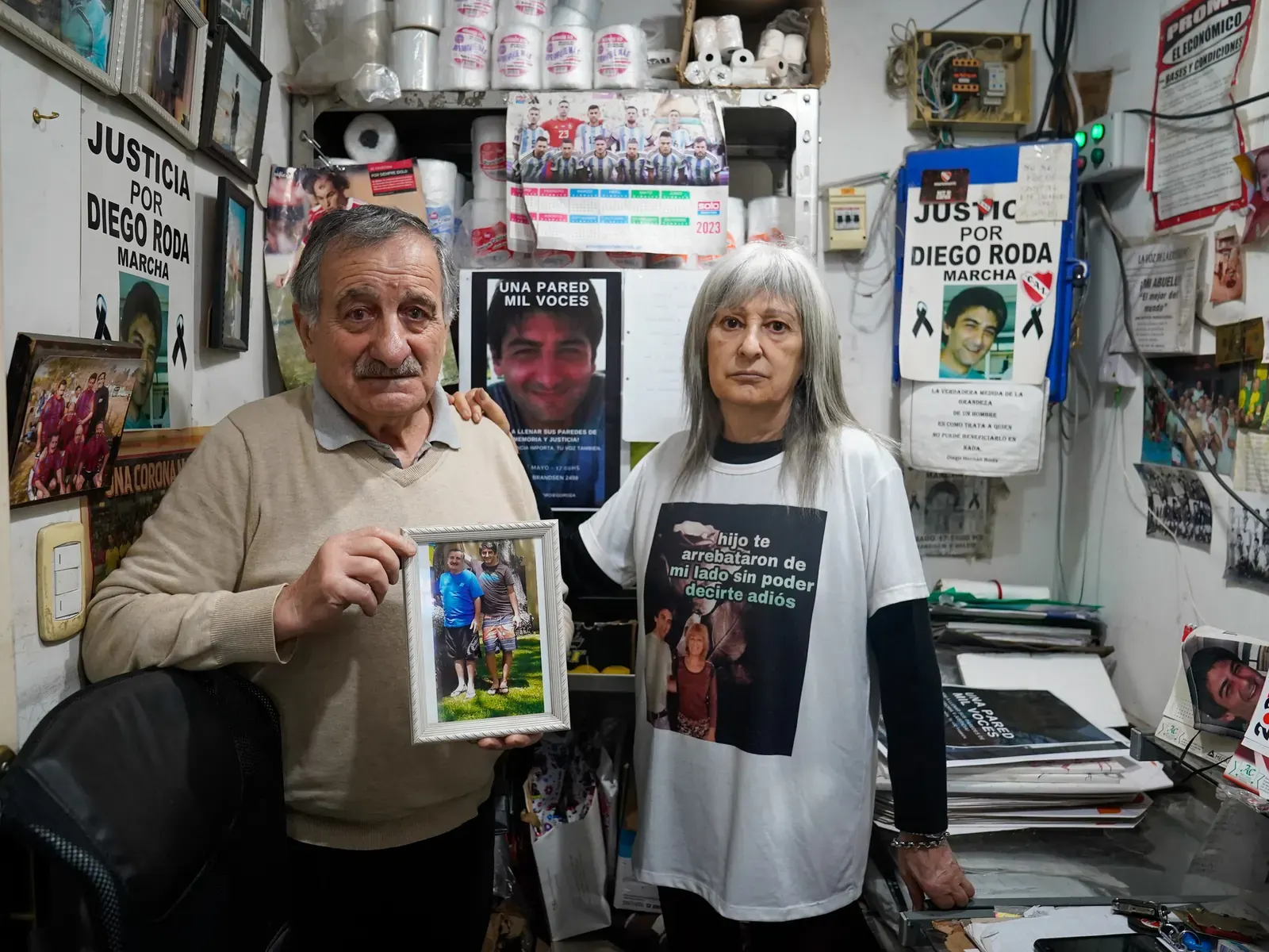 Imagen de archivo de la familia Roda reclamando justicia, con pancartas y rostros de dolor.