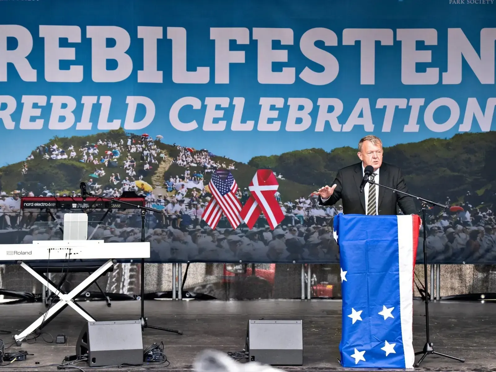 Voluntarios preparan las banderas estadounidenses para la celebración del 4 de julio en Rebild, Dinamarca, con la notable ausencia de funcionarios estadounidenses.