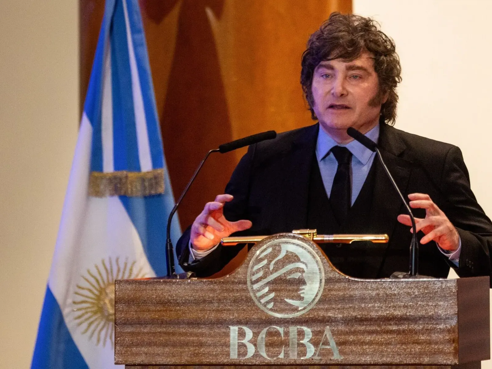 Javier Milei, presidente de Argentina, mostrando una camiseta de la Selección Argentina en una publicación de redes sociales durante el Mundial 2026