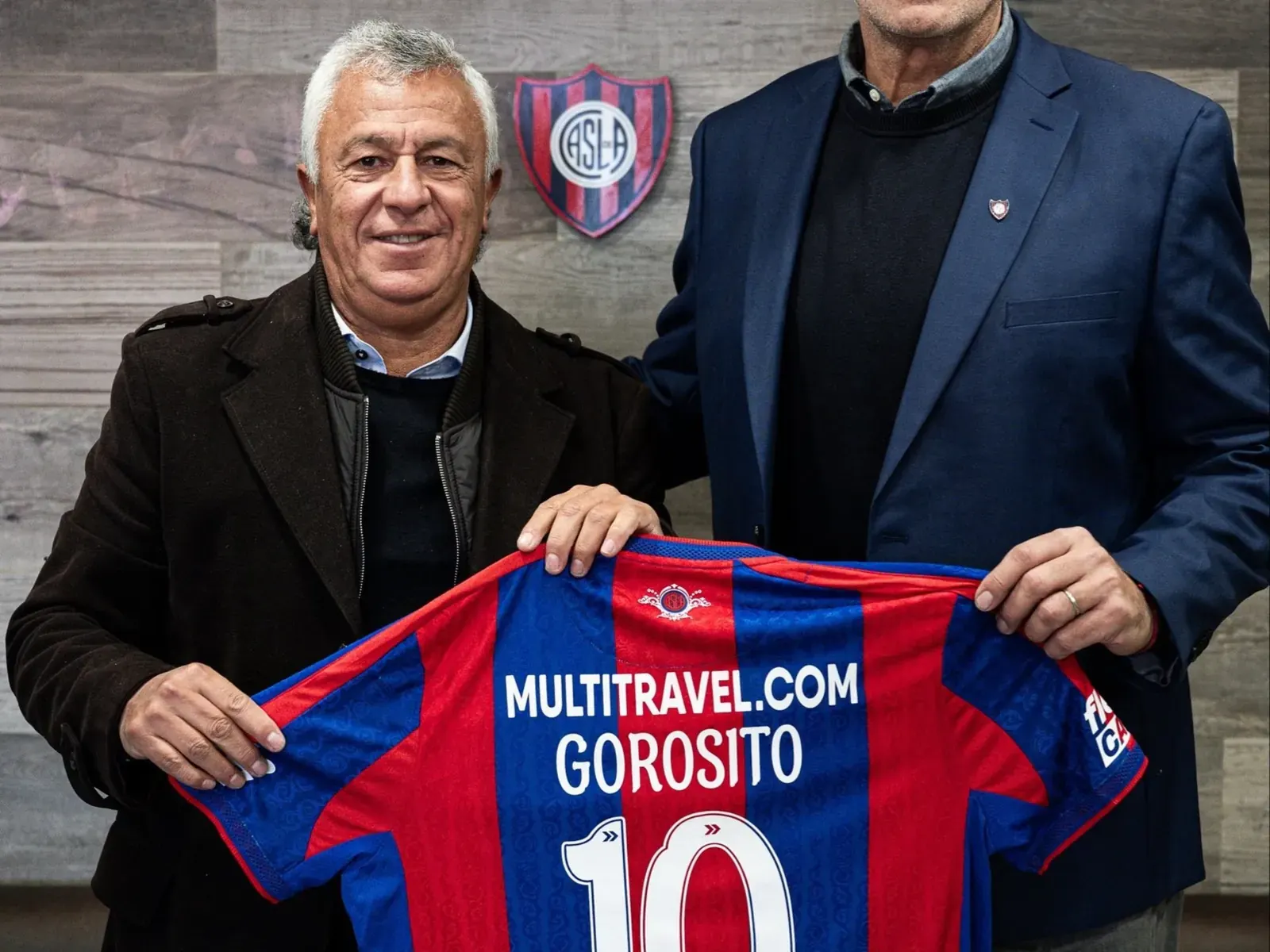 Néstor "Pipo" Gorosito, entrenador argentino, celebrando un gol durante su etapa como jugador de San Lorenzo.