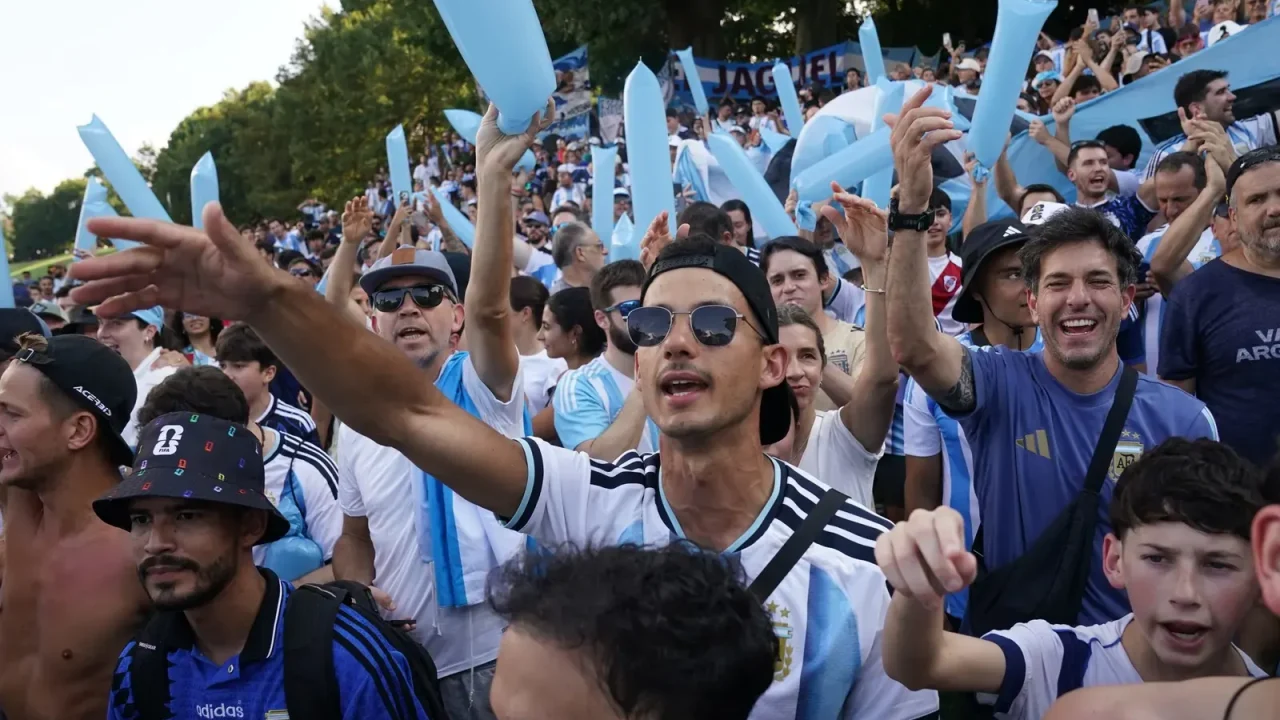 El famoso grito de la hinchada argentina, “El que no salta es un inglés”, resuena en estadios y eventos masivos, pero su significado va much