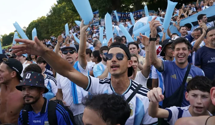 El famoso grito de la hinchada argentina, “El que no salta es un inglés”, resuena en estadios y eventos masivos, pero su significado va much