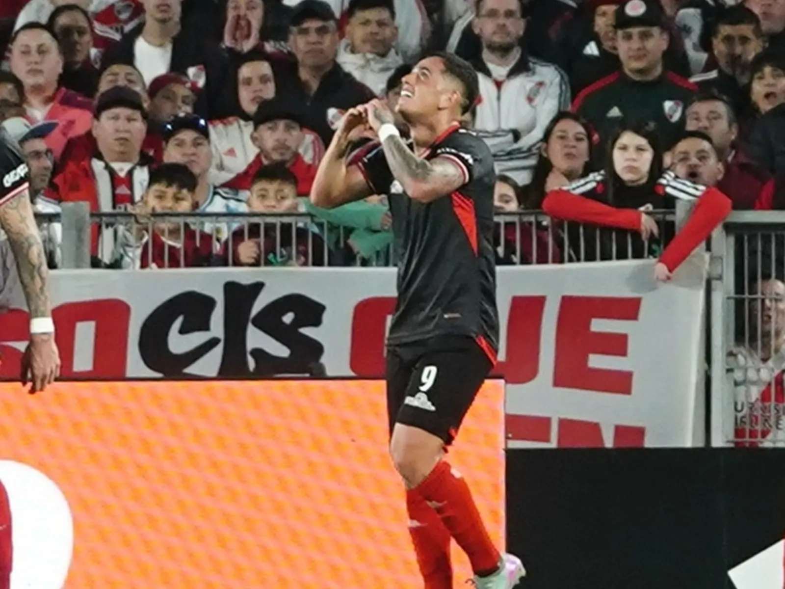 Gonzalo Morales, delantero de Barracas Central, celebra el gol de la victoria contra River Plate en el Monumental, julio 2026