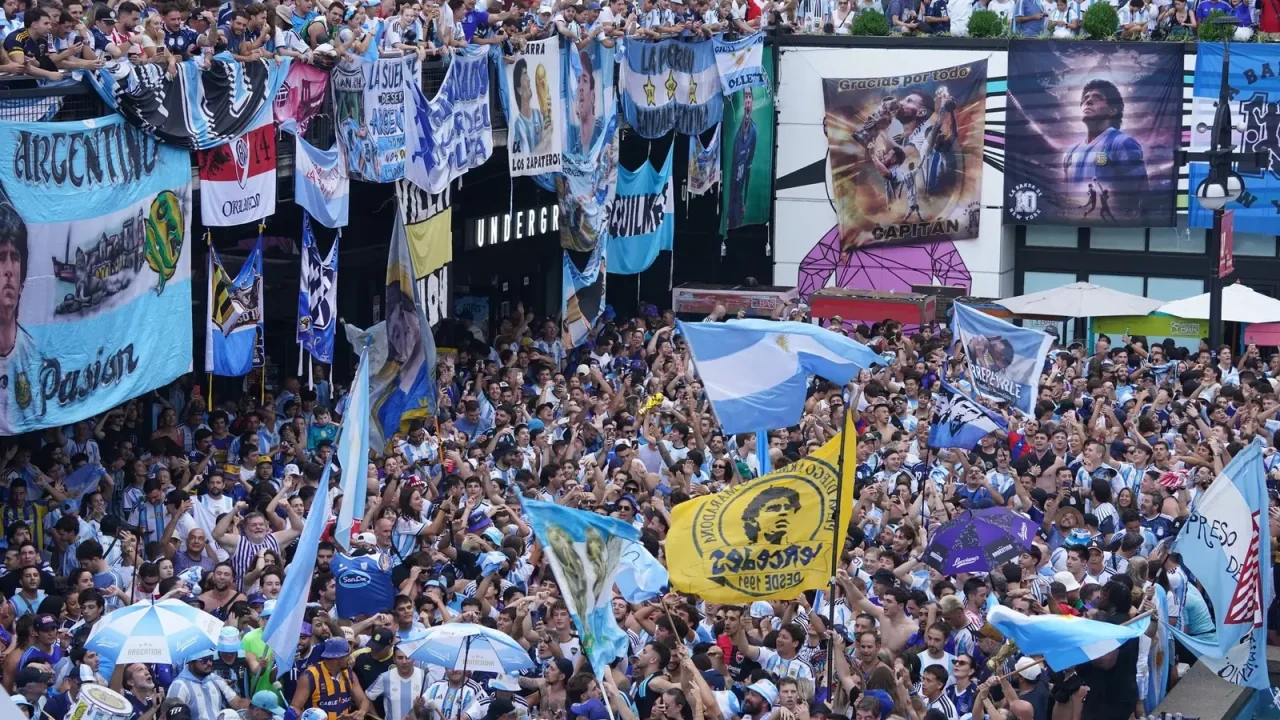Miles de argentinos se congregaron en Atlanta para un multitudinario banderazo de apoyo a la Selección Nacional, que se prepara para disputa