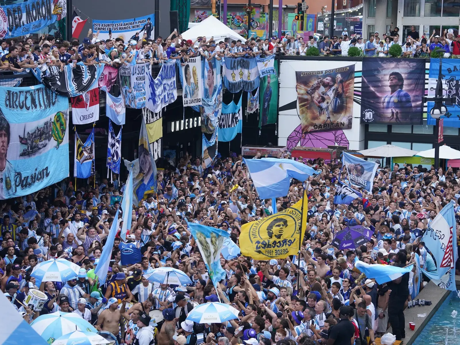 Multitud de hinchas argentinos reunidos en Atlanta, Estados Unidos, con banderas y cantos de apoyo a la Selección antes de una semifinal del Mundial.