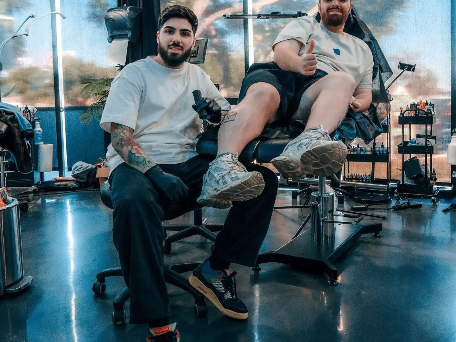 Joaquín Ganga, tatuador español, en su estudio de California con diseños hiperrealistas en blanco y negro