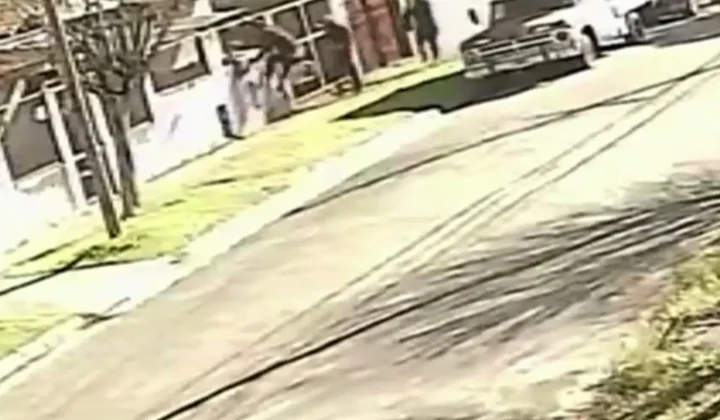 Un jubilado de 76 años fue víctima de un violento asalto en su domicilio de Ituzaingó, provincia de Buenos Aires, mientras seguía el partido