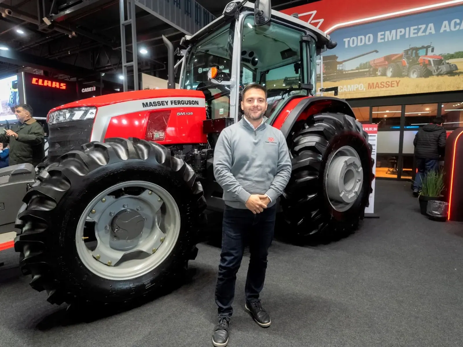 Tractores Massey Ferguson MF 5M y MF 7S exhibidos en el stand de la Exposición Rural de Palermo, Argentina, julio 2026